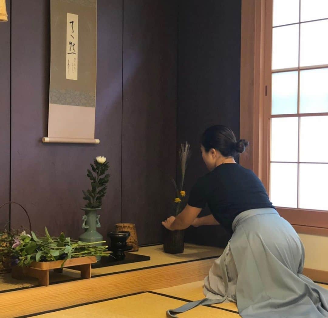 藤代有希さんのインスタグラム写真 - (藤代有希Instagram)「【天然忌】  7代家元如心斎天然宗左居士は、今日の家元制度の基を作り出したので、表千家「中興の祖」と呼ばれています。 家元では、毎年9月13日に居士の遺徳を偲び「天然忌」が営まれます。「天然忌」には、残月亭の床に画像に当る円相が掛けられ、その前に家元が季節の白い芙蓉を入れられ、お茶湯を供えられます。 ✴︎✴︎✴︎✴︎ 9.13 天然忌のお稽古に参加させて頂きました🙏  祈りと感謝を捧げた瞑想の時間はなんとも言えない時間でした。  花寄せ💐では、全体で調和することや花に心をうつす、そんなことを感じながら一人一人お花をいれていきます💐  お花は野に咲くように🌼と先生はおっしゃってましたが、私がお花をいれるとお花がいろんな方向へ向き自由すぎる姿に😂  こうして和やお茶を楽しめること、そこでの気づきが大切な宝物です。  これからもお稽古を重ねていきたいです💓  ありがとうございます🌾🙏 #藤代有希 #ユキ #夜ヨガ #お茶ヨガ #yoga #ヨガ #ヨーガ #メディテーション #meditation #瞑想 #teaceremony🍵 #teaceremonyonthemat#マインドフルネス #ヨガインストラクター #ボディバランストレーナー #感謝 #天然忌 #十五夜」9月17日 22時22分 - yukifujishiro_official