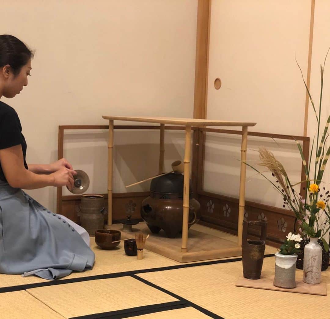 藤代有希さんのインスタグラム写真 - (藤代有希Instagram)「【天然忌】  7代家元如心斎天然宗左居士は、今日の家元制度の基を作り出したので、表千家「中興の祖」と呼ばれています。 家元では、毎年9月13日に居士の遺徳を偲び「天然忌」が営まれます。「天然忌」には、残月亭の床に画像に当る円相が掛けられ、その前に家元が季節の白い芙蓉を入れられ、お茶湯を供えられます。 ✴︎✴︎✴︎✴︎ 9.13 天然忌のお稽古に参加させて頂きました🙏  祈りと感謝を捧げた瞑想の時間はなんとも言えない時間でした。  花寄せ💐では、全体で調和することや花に心をうつす、そんなことを感じながら一人一人お花をいれていきます💐  お花は野に咲くように🌼と先生はおっしゃってましたが、私がお花をいれるとお花がいろんな方向へ向き自由すぎる姿に😂  こうして和やお茶を楽しめること、そこでの気づきが大切な宝物です。  これからもお稽古を重ねていきたいです💓  ありがとうございます🌾🙏 #藤代有希 #ユキ #夜ヨガ #お茶ヨガ #yoga #ヨガ #ヨーガ #メディテーション #meditation #瞑想 #teaceremony🍵 #teaceremonyonthemat#マインドフルネス #ヨガインストラクター #ボディバランストレーナー #感謝 #天然忌 #十五夜」9月17日 22時22分 - yukifujishiro_official