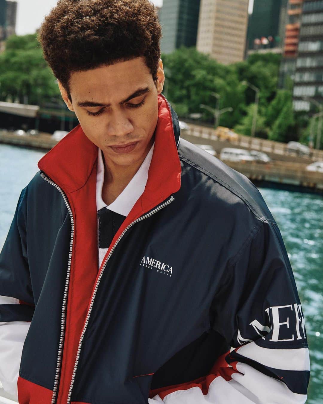 ペリーエリスのインスタグラム：「Gear up and get out in the Colorblock Puffer from the capsule 3 collection. Link in bio. #PerryEllisAmerica」