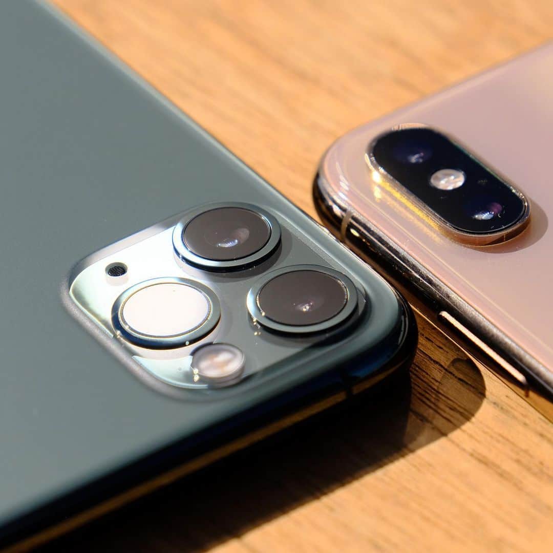 松村太郎のインスタグラム：「#iPhone11 Pro Max and iPhone XS Max. The third ultra-wide camera is added.」