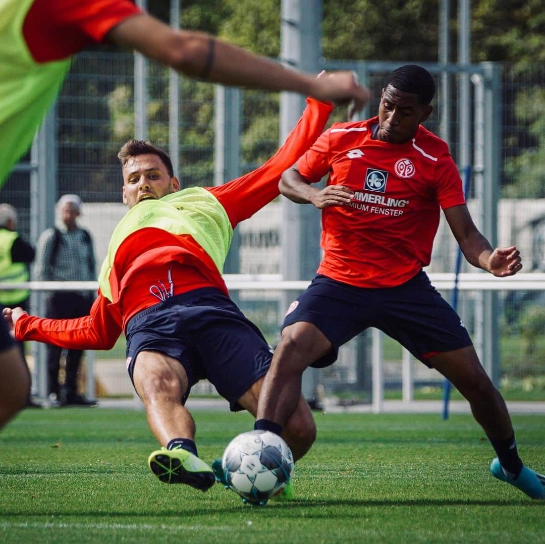 1.FSVマインツ05さんのインスタグラム写真 - (1.FSVマインツ05Instagram)「@adaam_s_ 🆚 @barreiro.martins 💪 . #mainz #mainz05 #training #zweikampf #bundesliga #fußball #instasport #m05」9月17日 22時27分 - 1fsvmainz05