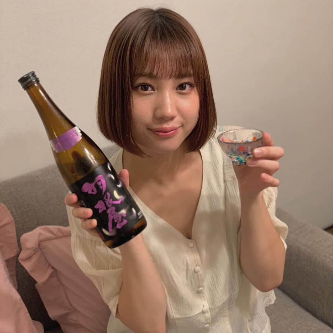 高野祐衣さんのインスタグラム写真 - (高野祐衣Instagram)「日本酒を飲みながら﻿ SHOWROOM配信をしてみました🍶♡﻿ ﻿ ﻿ ﻿ ﻿ ﻿ ずっと気になっててやっと飲めた、﻿ 『羽根屋』純米大吟醸50 翼 生酒﻿ ﻿ ﻿ ﻿ ﻿ 香りだけで美味しそうな﻿ 果実感のある華やかな香り✨﻿ 私のタイプである、﻿ 甘味、旨味、酸味のバランスの良さ！﻿ 主張が強すぎず、﻿ 全てのバランスが◎﻿ 生酒なのでフレッシュ感もあって、﻿ うまいっ♡﻿ ﻿ 今回いきなり四合瓶で﻿ 買ってみたけど、これは大正解♡﻿ これはまた買うだろうな〜✨﻿ ﻿ ﻿ ﻿ ﻿ ﻿ #日本酒 #日本酒女子﻿ #羽根屋 #富山県 #富美菊酒造﻿ #純米大吟醸 #翼﻿ #五百万石 #生酒﻿ #ゆいぽんしゅ﻿」9月17日 22時29分 - yuipooon12_06