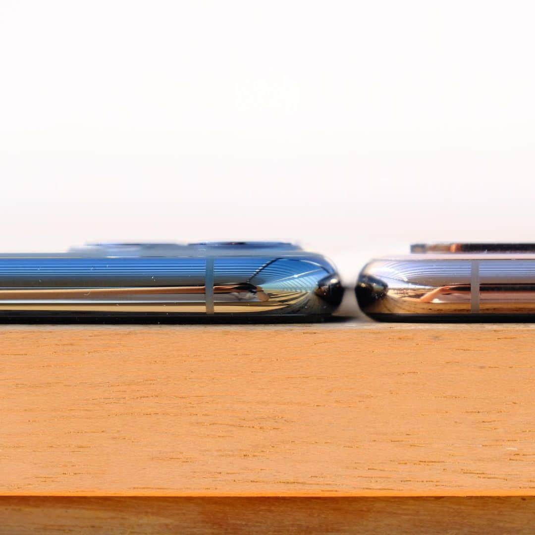 松村太郎のインスタグラム：「#iPhone11 Pro is 0.4mm thicker than iPhone XS.」