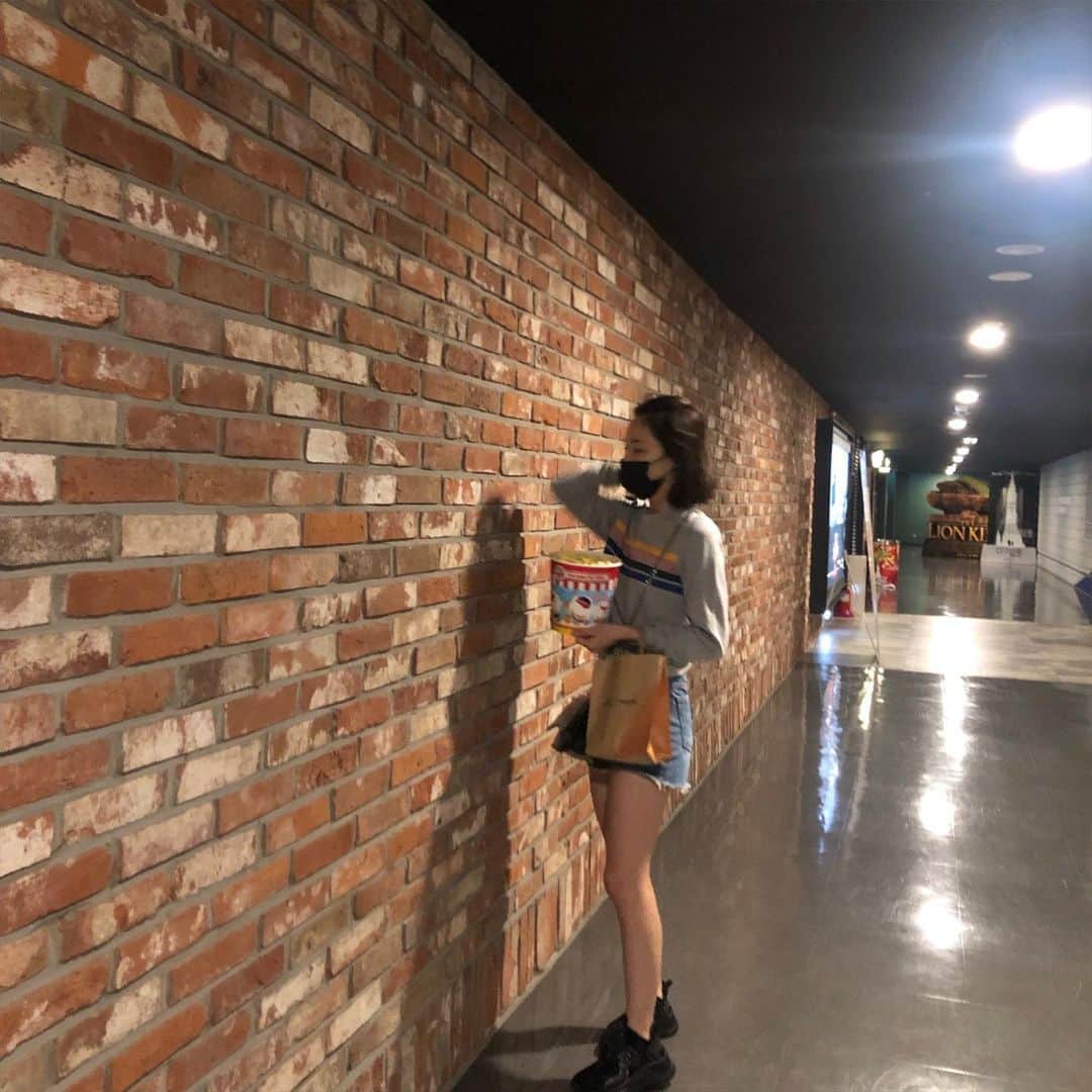 ジナ のインスタグラム：「#나쁜녀석들  언니의 오랜 이상형인데 내가 뺏어야겠어 크킄,,#마동석짱팬나야나  #벽뚫고들어가겠어 😅」