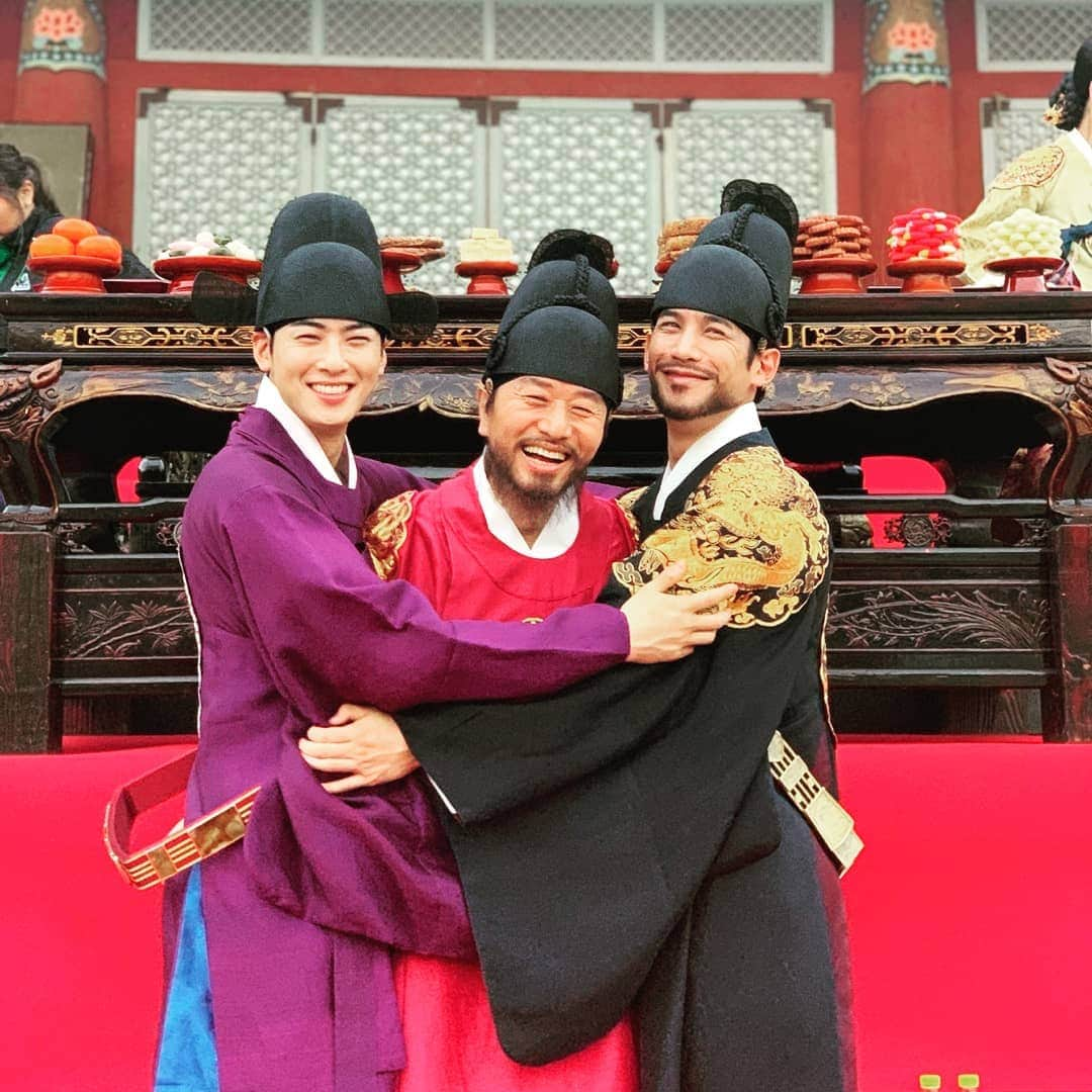 パク・ギウンさんのインスタグラム写真 - (パク・ギウンInstagram)「실제론 사이좋은 아버지와 아들들😁😘 #신입사관구해령 #차은우 #김민상 #박기웅 #mbc #netflix」9月17日 22時32分 - oopkwoo