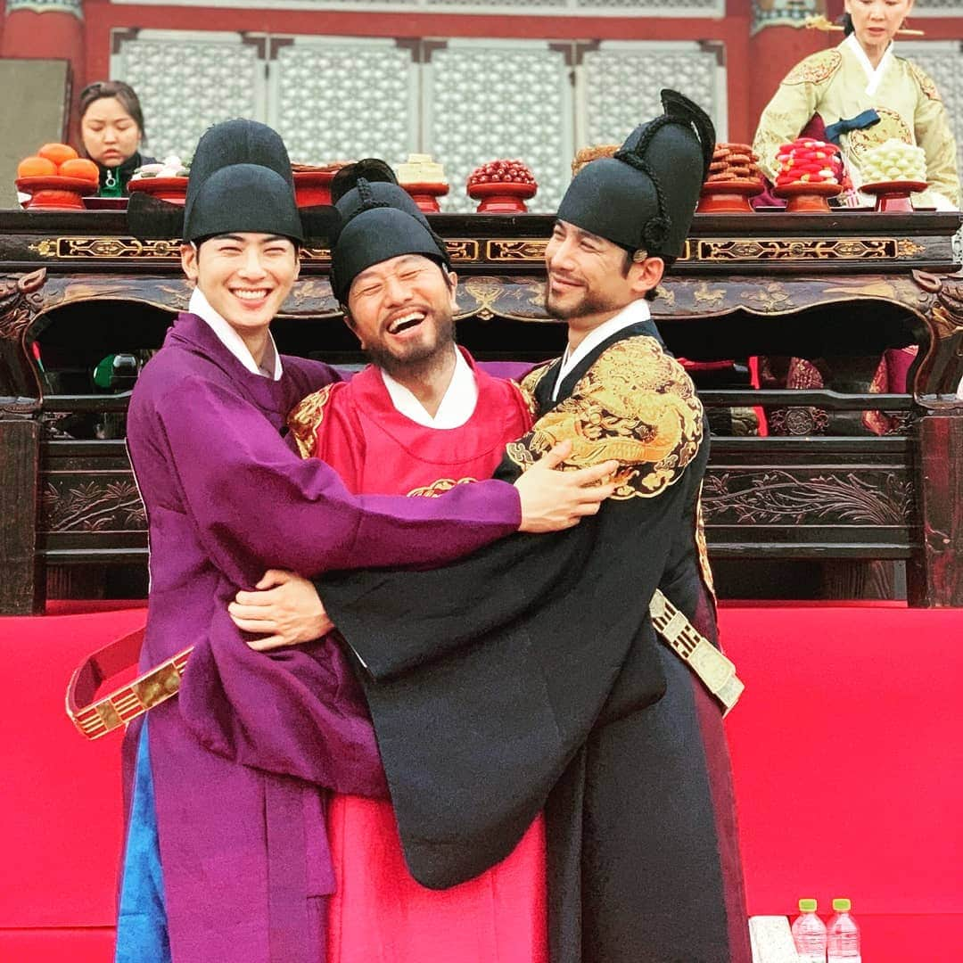 パク・ギウンさんのインスタグラム写真 - (パク・ギウンInstagram)「실제론 사이좋은 아버지와 아들들😁😘 #신입사관구해령 #차은우 #김민상 #박기웅 #mbc #netflix」9月17日 22時32分 - oopkwoo