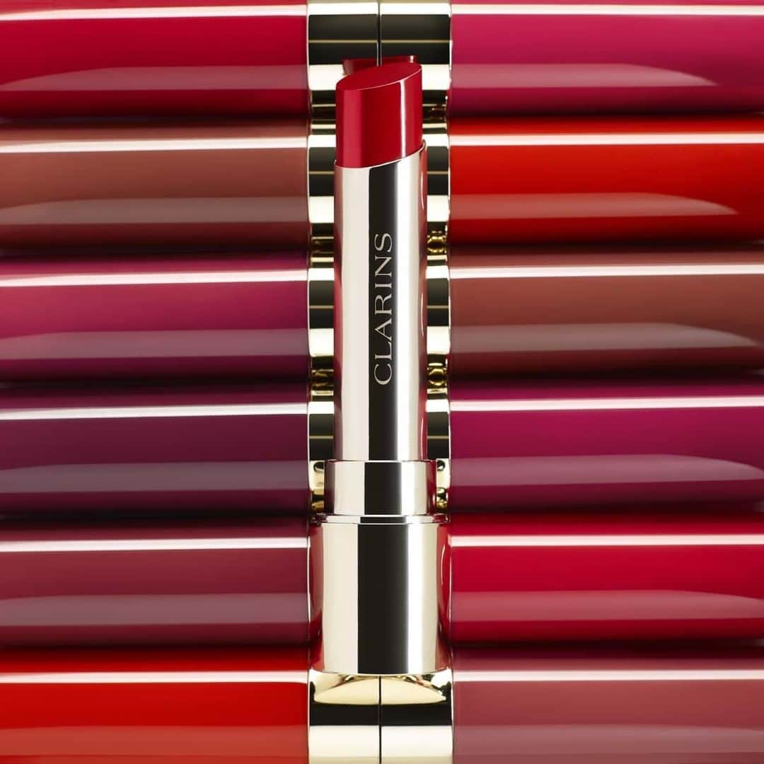 Clarins Middle Eastさんのインスタグラム写真 - (Clarins Middle EastInstagram)「يبدو مثل الطلاء، ولكنه يعتني بكِ تماماً كالبلسم.  يترك جولي روج لاكوير الشفاه مرطبة طوال اليوم بفضل احتوائه على نسبة تصل إلى 70% من الزيوت النباتية. Looks like a lacquer, cares like a balm.  Thanks to 70% plant oils Joli Rouge Lacquer keeps lips hydrated all day long. #Clarins #ItsAllAboutYou #ClarinsJoliRougeLacquer #SoBrilliant」9月17日 22時37分 - clarinsmiddleeast