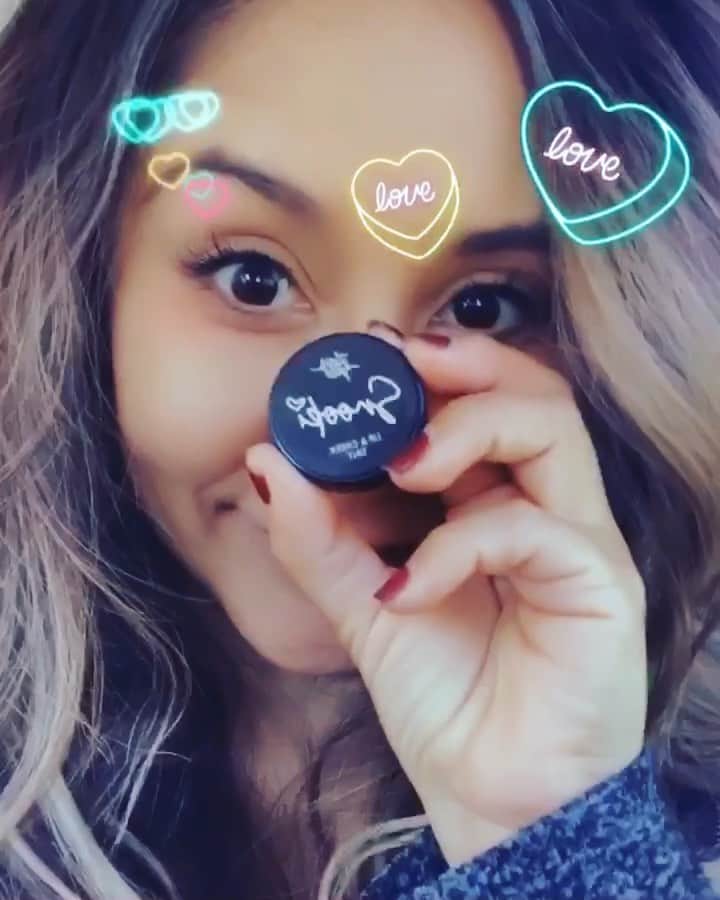 ニコール・ ポリッツィのインスタグラム：「CALM DOWN YOUTUBE MAKEUP ARTIST!  Lip & Cheek Tint still available 🔥 My favorite lip moisturizer #thesnookishop Link:  @thesnookishop」