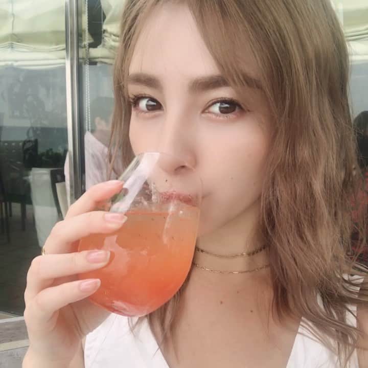 スミス楓のインスタグラム：「お祝いランチで🥂ぷは〜﻿ ﻿ 無花果のドリンク初めて飲んだけどおいしかった！﻿ 上にのってた無花果は最初に食べちゃった☺️笑」