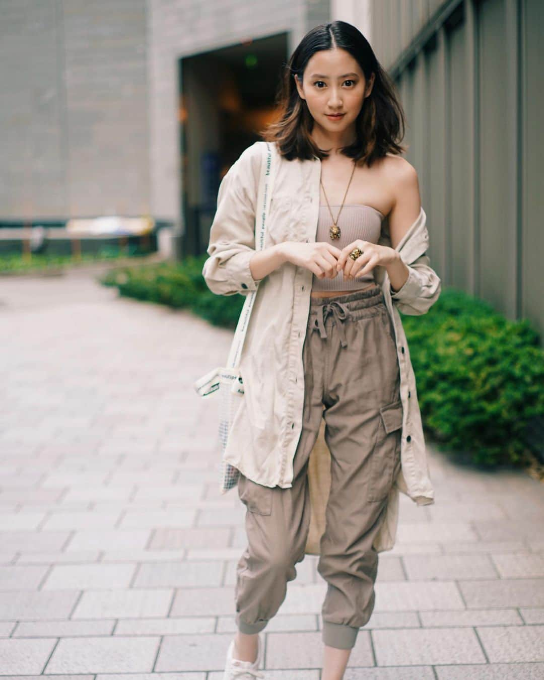 河北麻友子さんのインスタグラム写真 - (河北麻友子Instagram)「FASHION TUBE TOP: Aritzia  SHIRT: Zara CARGO PANTS: Aritzia  SNEAKERS: Nike BAG: Beautiful People #FASHION #OOTD #麻友コーデ #MayuPics #麻友ぴく」9月17日 22時59分 - mayukokawakitaofficial