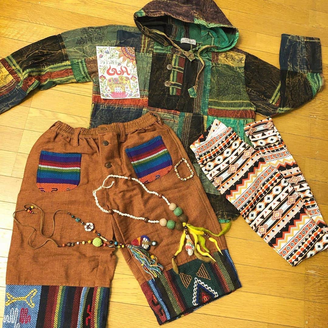 のインスタグラム：「セールで買ったアジアン雑貨ゴアの服が届いたーヾ(*´∀｀*)ﾉ わーい 早速パーカーとアクセ付けて外出🎵  #アンジェラ佐藤 #アジアン雑貨ゴア  #渋めアノラックパーカー #ヘンプネックレス  #エスニッカーさんと繋がりたい  #好きな服着て飯食うと更にまいうー #今日は良いこと3つもあった #ツキを呼ぶ服（笑） #エスニックファッション好きな人のお食事会とかあればよいのに」