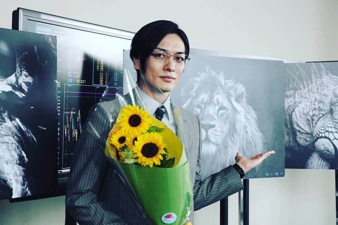 久保田悠来さんのインスタグラム写真 - (久保田悠来Instagram)「ごきげんよう久保田悠来です。 カンテレ・フジテレビ系ドラマ『TWO WEEKS』最終回ありがとうございました。 毎週一視聴者としてもハラハラしながらオンエアを楽しみにしておりました。 そして三浦春馬さんを中心とした暖かい座組。その一員になれたことを嬉しく思います。 写真のように社長をライオンキングとした通称柴崎“デス”コーポレーションではありましたがとても楽しい現場でした。 SNSなどでの皆様のご声援大変ありがたかったです。 間宮も喜んでおります。 本当にありがとうござい間宮。くいっ。 #TWOWEEKS #間宮」9月17日 22時58分 - yuki_kubota.0615