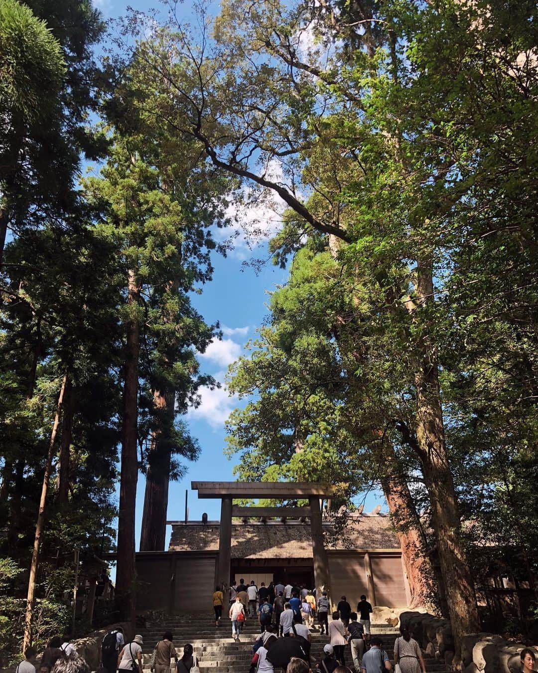のインスタグラム：「.﻿ ﻿ ﻿ ずっとずっと行きたかった﻿ #伊勢神宮﻿ ⛩ ﻿ ﻿ 伊勢神宮の内宮でね、﻿ 入った途端空気がフワッて変わったんだけど﻿ ﻿ ゾワゾワって鳥肌立つ場所があって、﻿ ﻿ あーパワースポットだー。﻿ ﻿ すごいなーって思った。笑笑﻿ ﻿ ﻿ 別宮の入り口らへんだったから﻿ 何もないところなんだけど…﻿ ﻿ 神様がいたのかなぁ。﻿ ﻿ ﻿ ﻿ #伊勢 #伊勢旅行 #伊勢神宮内宮  #三重旅行 #国内旅行 #パワースポット」