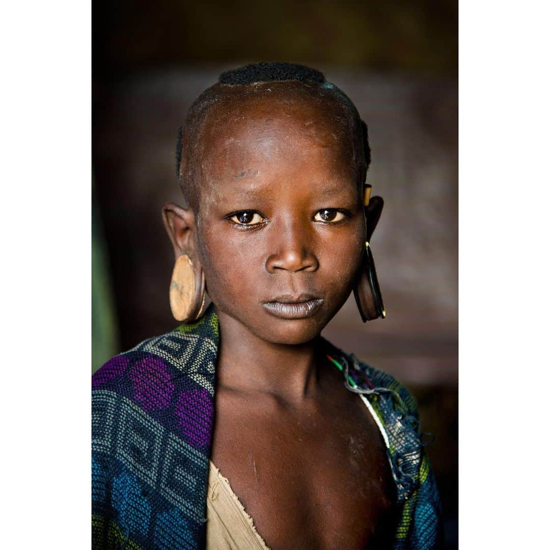 スティーブ・マカリーさんのインスタグラム写真 - (スティーブ・マカリーInstagram)「A girl in the Kara Tribe. #Tulgit, #Ethiopia, 2012.」9月17日 23時03分 - stevemccurryofficial