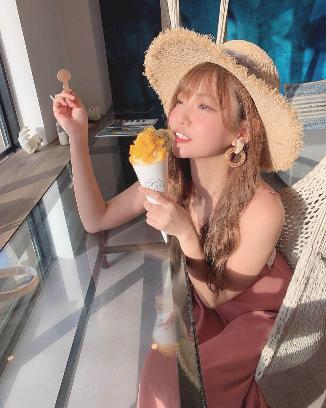 いっちゃん/嶋津 いつみさんのインスタグラム写真 - (いっちゃん/嶋津 いつみInstagram)「. . 今日は朝から 船で伊良部まで行って2ダイブしてきました😎🐠🐬🐢 . . . . ベテランダイバーのおじ様達と 同じ船やったんやけど これ、プレゼント🎁 って 海底に落ちてた綺麗な貝殻を いっぱい拾ってきてくれはったの😍💕 . . . . それがめっちゃ嬉しくて 素敵な思い出になった🐚✨ . . . . 宮古島に戻ってからは 行く!!って決めてた #painagama_blue_booth  ってカフェに行ってきた⭐️ . . . マンゴーのアイスが美味しかったょ🤤❤️ . お食事系のメニューもあるし 椅子がハンモックになっててオシャレやし 宮古島に行く人はぜひ🙆‍♀️💓 . . . . . 明日は伊良部島で1日過ごす予定🌿 . おすすめのお店をDM教えてくれたフォロワー様も いててありがたかったよー😭🙏🏻💕 . . . 時間の都合で行けへんかもやけど 他にも伊良部島のオススメ知ってる人いたら 教えて下さい👀✨ . . . . . . . #関西  #関西サロモ  #サロンモデル #サロモ #いっちゃん  #フリーモデル #関西モデル  #あざといっちゃん #かわいっちゃん #いっちゃんコーデ #ブライダルモデル #アレンジモデル #ヘアカラー  #ヘアアレンジ #ootd #撮影依頼受付中 #編みおろし会モデル #旅行  #宮古島旅行  #宮古島カフェ #宮古島グルメ  #沖縄 . . . . . .  9月のお仕事依頼受付中です🧚🏻‍♀️💜 . .」9月17日 23時03分 - istumiiiru