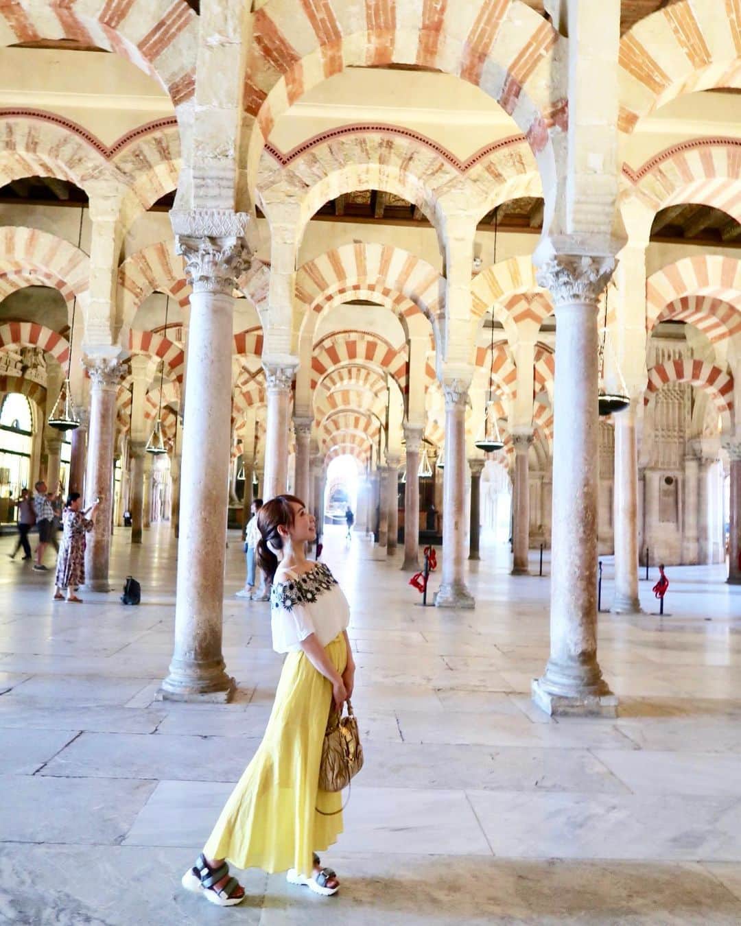 島川未有さんのインスタグラム写真 - (島川未有Instagram)「️ 世界最大級のイスラム寺院、メスキータ。キリスト教とイスラム教が融合した建築。 赤と白のアーチが幾重にも重なっていて綺麗でした。  #スペイン旅行#スペイン観光#旅好き#旅好きな人と繋がりたい#旅好き女子#海外旅行#海外好きな人と繋がりたい#海外旅行好きな人と繋がりたい#旅コーデ#spain#spaintravel#spain🇪🇸#spain_vacations#spaintourism#アナウンサー衣装#徳島#四国放送#ゴジカル#アンダルシア#アンダルシア地方#コルドバ#メスキータ#cordoba」9月17日 23時04分 - miyu_shimakawa
