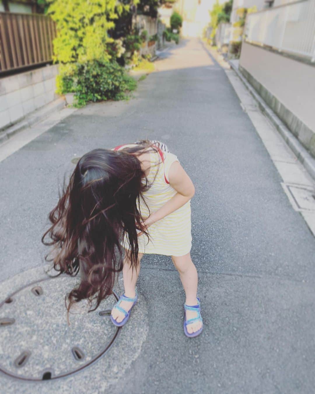 五月女ケイ子のインスタグラム：「今日でロン毛最後の日。  名残惜しくて、北海道で教えてもらったアイヌの踊りを踊るはる。」