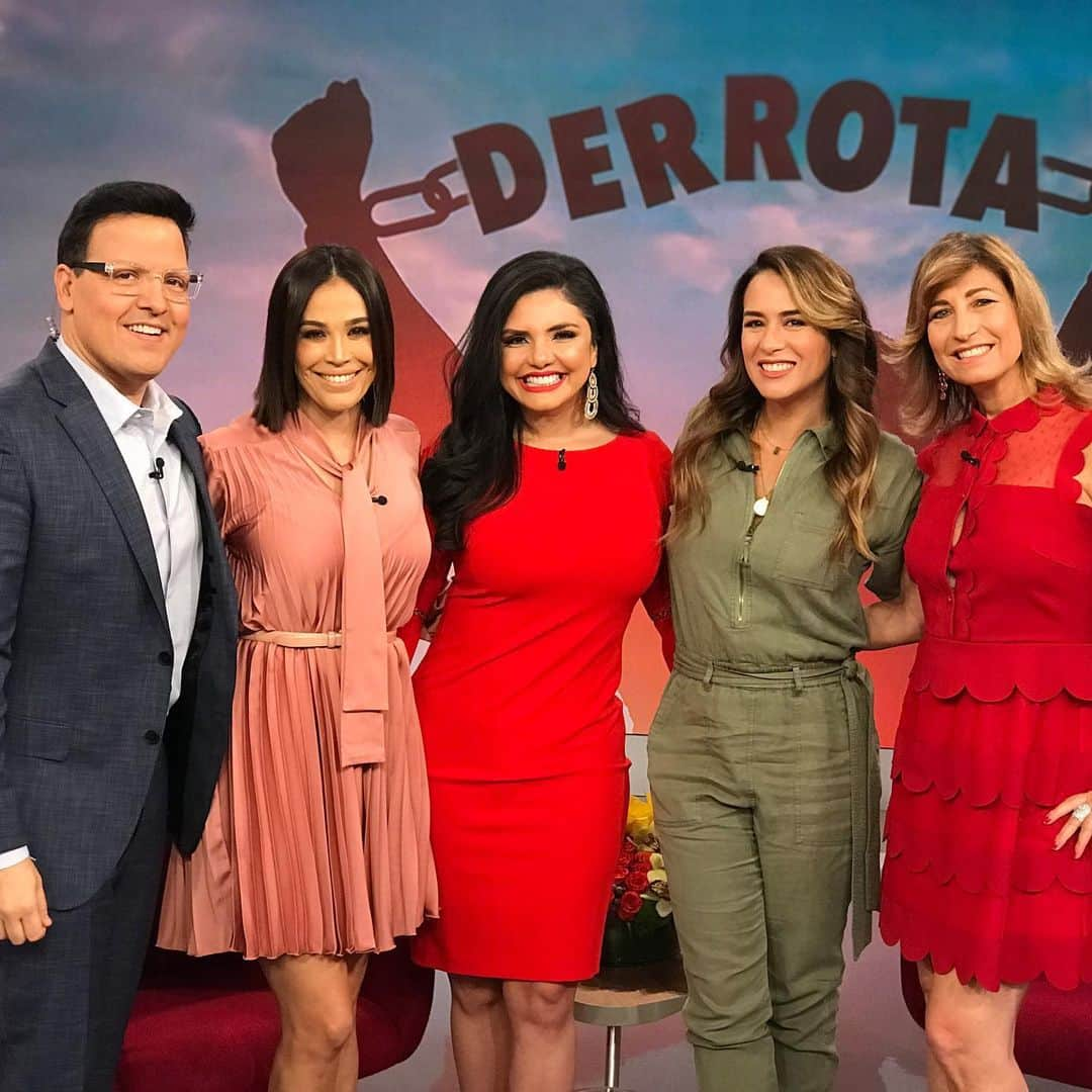 Erika De La Vegaさんのインスタグラム写真 - (Erika De La VegaInstagram)「Hablando de reinvención en @despiertamerica con gente querida @raultvgonzalez @karlamartineztv @dr.edithshiro @karenhoyos. Gracias @luzmadoria.」9月17日 23時06分 - erikadlvoficial