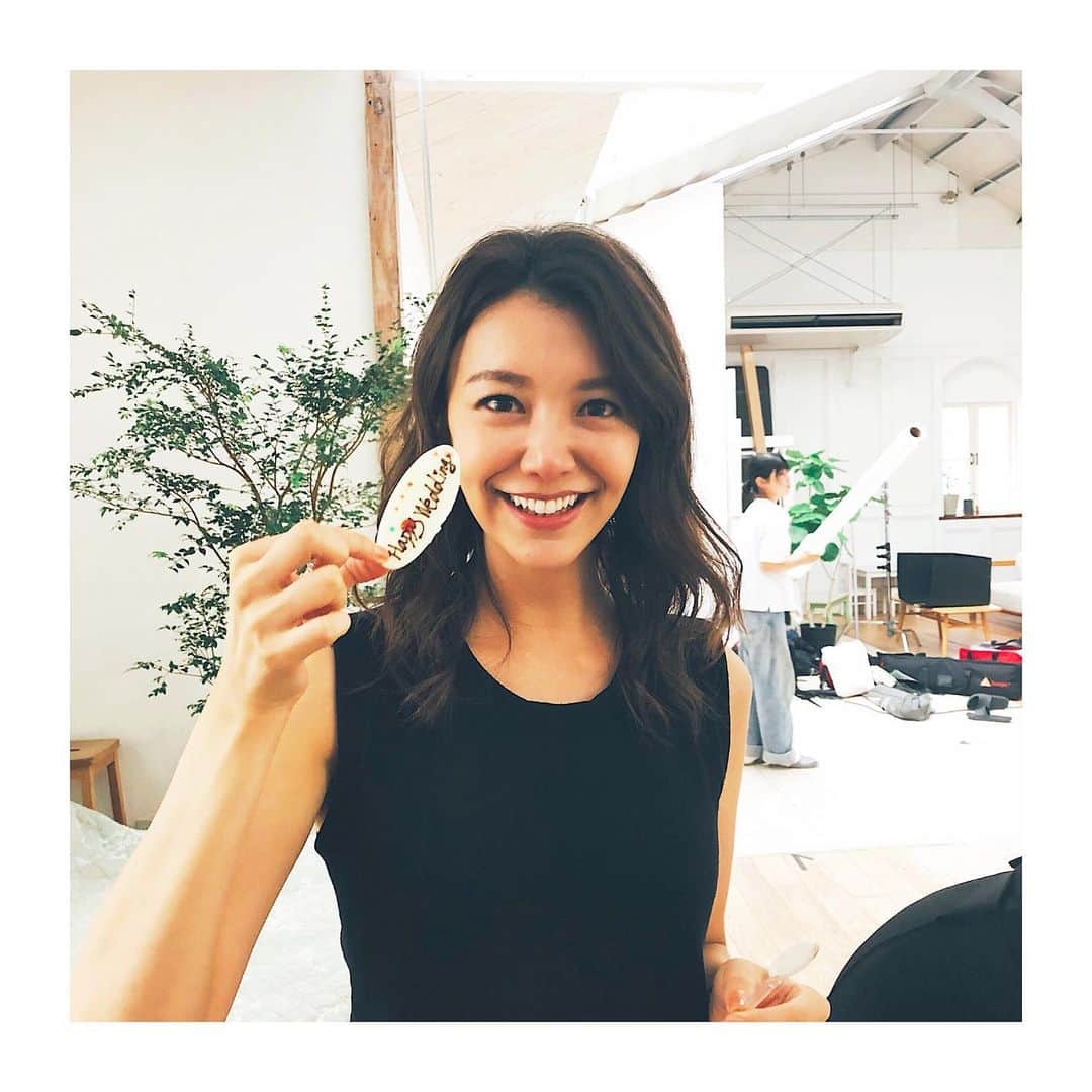 大出千尋のインスタグラム：「皆さん、沢山のお祝いのメッセージありがとうございます！ これからもどうぞ宜しくお願い致します✨ . 長年、お世話になっている、BELLUNAのスタッフの皆さんに、撮影後、サプライズで結婚のお祝いをして頂きました❣️ ありがとうございます✨ 素敵なお花とケーキのプレゼント、心から嬉しくて思わず号泣してしまった後の写真🍰 この後、皆でケーキを美味しく頂きました💕」