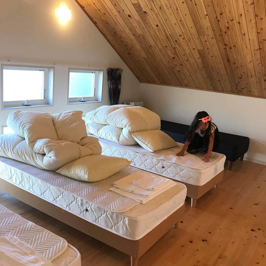 渡辺由香さんのインスタグラム写真 - (渡辺由香Instagram)「@hanare_kyoto #weekendtrip #glamping #rurikei 週末はハードスケジュールだけど 関西に帰って来て 兄と中学からの心友との家族でグランピンへ 予約半年待ちなのが偶然取れたのでこちらのステキコテージに泊まったよ 外には秘密基地のようなテントもあり、お風呂はジャグジーでご飯もめちゃくちゃ美味しかったよ 施設には温泉もプールもおこもり部屋って漫画見放題ルームやらあって 最高すぎの満喫の週末でした✨  また冬はコタツキャンプも来たいな⛺️ #グランピング #るり渓 #グラックスハナレ」9月17日 14時18分 - yukawatanabe_hanabo