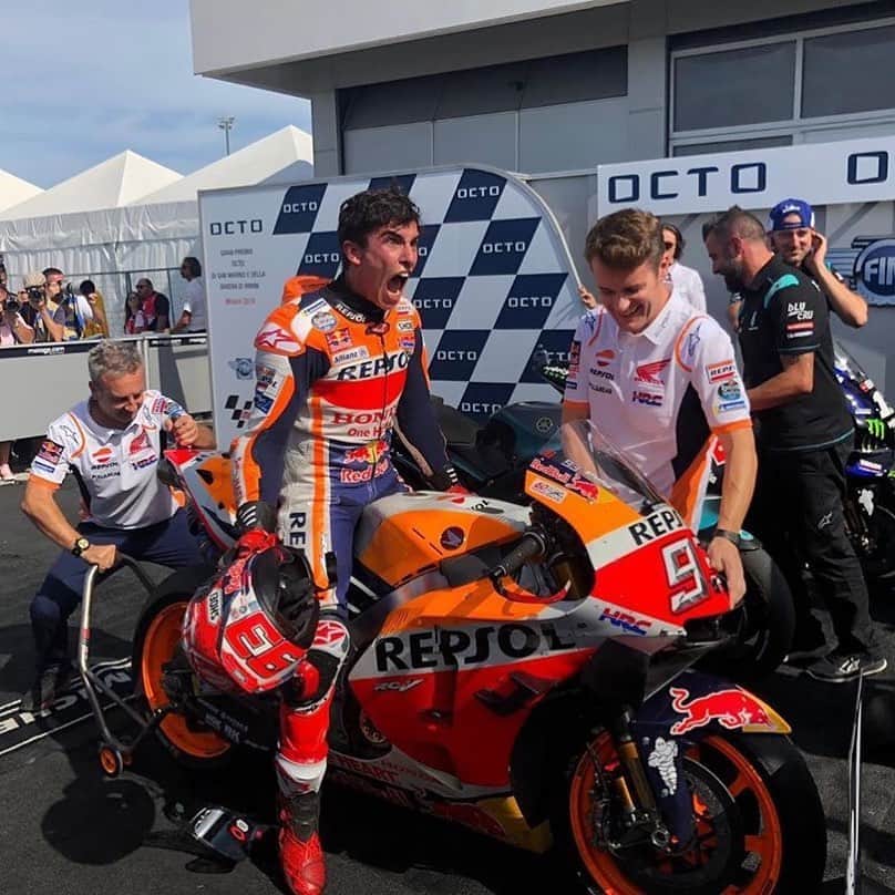 Honda Powersports USさんのインスタグラム写真 - (Honda Powersports USInstagram)「Congratulations to @hrc_motogp @marcmarquez93 on a spectacular victory at the #MisanoGP this past weekend! 🏁🏆」9月17日 14時24分 - honda_powersports_us