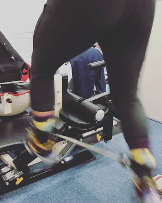 のインスタグラム：「はー…今日も難しい動きに四苦八苦(笑) 進化するには難しいことを頭で理解して実行実行🎵　動かし方と活かし方。トレーニングしたことないものは、教えれないしポイントもわからない。バスケもトレーニングもやらないとダメ🆖見ただけで教えるのもダメ。偽者にならないように。@shinji4999 @ryo_yano12 #進化するには#やらなきゃね#わかったふりはだめ#チャレンジ#経験がすべて#知識よりも実践 #テクニックはやらねば身に付かない」
