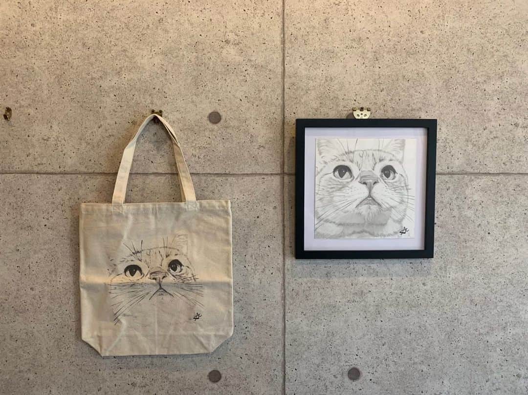 のインスタグラム：「チャリティー猫トートバッグはおかげさまで完売でした🐾 購入して頂いた皆様ご協力ありがとうございました♪ 原価を除いた金額を飼い主のいない猫の不妊去勢費助成事業への寄付とします。 2019.9.15  #チャリティー #ねこ #猫 #ネコ #猫すたぐらむ  #ねこすたぐらむ  #cat #catstagram  #水墨画 #chineseink」