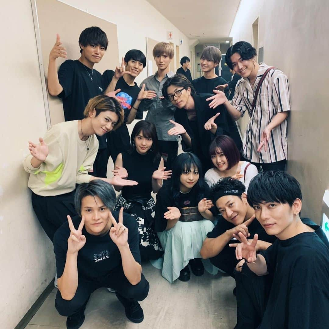 谷内伸也さんのインスタグラム写真 - (谷内伸也Instagram)「Lead LIVE TOUR﻿ "Lead Upturn 2019 〜Sync〜" ﻿  本ツアーはサブタイトルに「Sync(＝同調)」を掲げて、これまで以上に各セクション同士が密になって打ち合わせを重ねて進行しました。 ﻿ 今夏を共に過ごしてくれた皆さん、想いを馳せてくれた皆さん、ありがとうございました！ ﻿ そして、ステージング兼、ダンサーとして様々な面でサポートしてくれたKyoくんをはじめ、共にステージを創り盛り上げてくれたRyota、Daiki、Ryuichi、﻿ ﻿ DJプレイだけでなくマニピュレーターとしてもサウンド面を支えてくれたDJ HIRORONさん、各セクションで空間を彩っていただいたツアークルーの皆さん、﻿ ﻿ どこが欠けても完成しなかったこのステージを通して得たものをエネルギーに次へと繋げます🔁 ﻿ 瞬きがもったいないくらいのアツイ夏をありがとうございました🔥 ﻿ @hiroron_atene﻿ @kyo19880430﻿ @ryota_goat﻿ @daiki_ohta_﻿ @ryuichi_pigniewood﻿ ﻿ #Lead #SummerVacation ﻿ #Livetour #Upturn2019Sync﻿ #Leadcrew2019﻿ #またこうして集ってohyeah﻿、」9月17日 14時43分 - lead_shinya