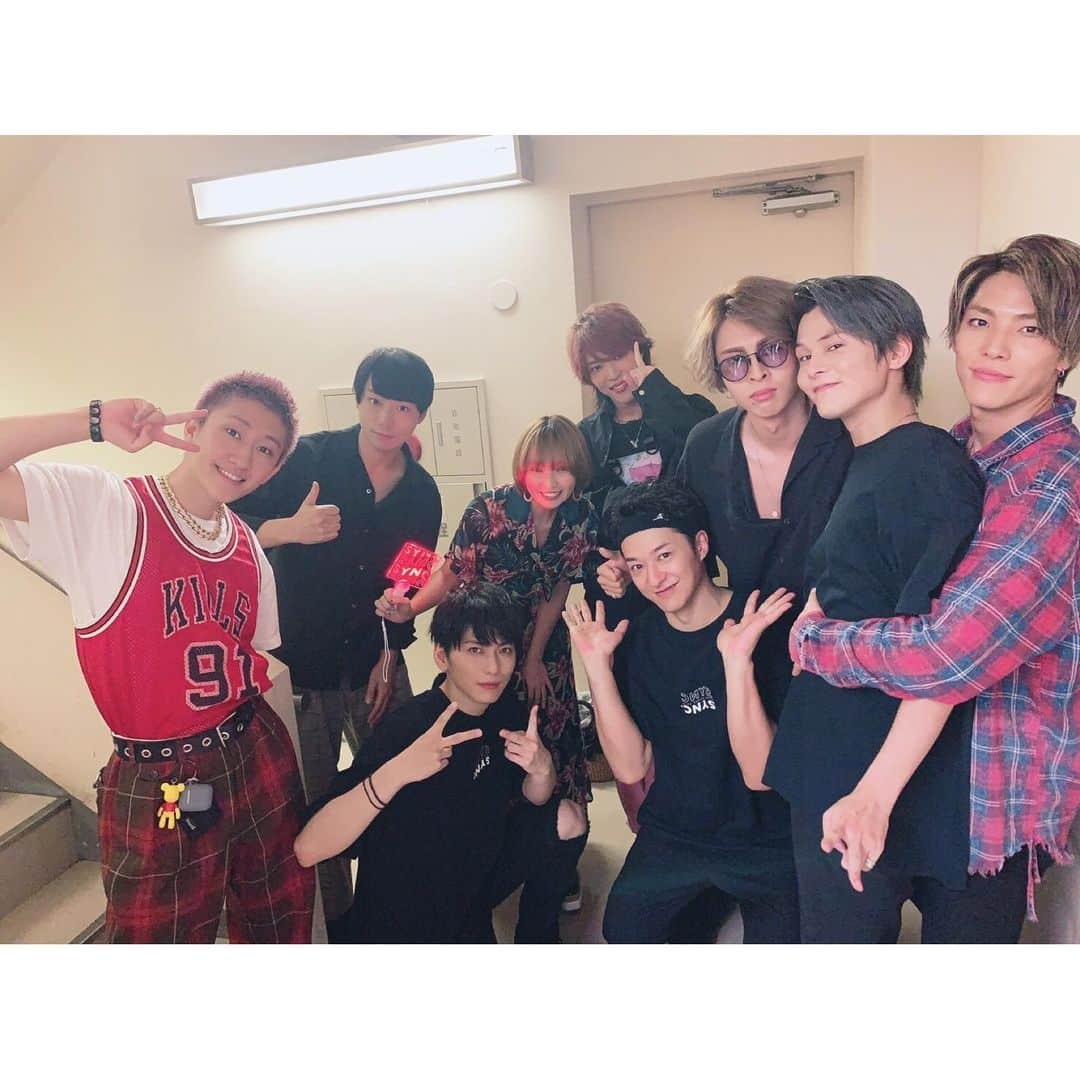 谷内伸也さんのインスタグラム写真 - (谷内伸也Instagram)「Lead LIVE TOUR﻿ "Lead Upturn 2019 〜Sync〜" ﻿  本ツアーはサブタイトルに「Sync(＝同調)」を掲げて、これまで以上に各セクション同士が密になって打ち合わせを重ねて進行しました。 ﻿ 今夏を共に過ごしてくれた皆さん、想いを馳せてくれた皆さん、ありがとうございました！ ﻿ そして、ステージング兼、ダンサーとして様々な面でサポートしてくれたKyoくんをはじめ、共にステージを創り盛り上げてくれたRyota、Daiki、Ryuichi、﻿ ﻿ DJプレイだけでなくマニピュレーターとしてもサウンド面を支えてくれたDJ HIRORONさん、各セクションで空間を彩っていただいたツアークルーの皆さん、﻿ ﻿ どこが欠けても完成しなかったこのステージを通して得たものをエネルギーに次へと繋げます🔁 ﻿ 瞬きがもったいないくらいのアツイ夏をありがとうございました🔥 ﻿ @hiroron_atene﻿ @kyo19880430﻿ @ryota_goat﻿ @daiki_ohta_﻿ @ryuichi_pigniewood﻿ ﻿ #Lead #SummerVacation ﻿ #Livetour #Upturn2019Sync﻿ #Leadcrew2019﻿ #またこうして集ってohyeah﻿、」9月17日 14時43分 - lead_shinya