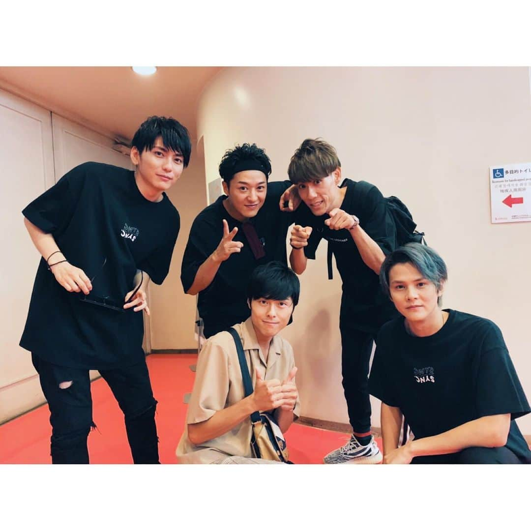 谷内伸也さんのインスタグラム写真 - (谷内伸也Instagram)「Lead LIVE TOUR﻿ "Lead Upturn 2019 〜Sync〜" ﻿  本ツアーはサブタイトルに「Sync(＝同調)」を掲げて、これまで以上に各セクション同士が密になって打ち合わせを重ねて進行しました。 ﻿ 今夏を共に過ごしてくれた皆さん、想いを馳せてくれた皆さん、ありがとうございました！ ﻿ そして、ステージング兼、ダンサーとして様々な面でサポートしてくれたKyoくんをはじめ、共にステージを創り盛り上げてくれたRyota、Daiki、Ryuichi、﻿ ﻿ DJプレイだけでなくマニピュレーターとしてもサウンド面を支えてくれたDJ HIRORONさん、各セクションで空間を彩っていただいたツアークルーの皆さん、﻿ ﻿ どこが欠けても完成しなかったこのステージを通して得たものをエネルギーに次へと繋げます🔁 ﻿ 瞬きがもったいないくらいのアツイ夏をありがとうございました🔥 ﻿ @hiroron_atene﻿ @kyo19880430﻿ @ryota_goat﻿ @daiki_ohta_﻿ @ryuichi_pigniewood﻿ ﻿ #Lead #SummerVacation ﻿ #Livetour #Upturn2019Sync﻿ #Leadcrew2019﻿ #またこうして集ってohyeah﻿、」9月17日 14時43分 - lead_shinya