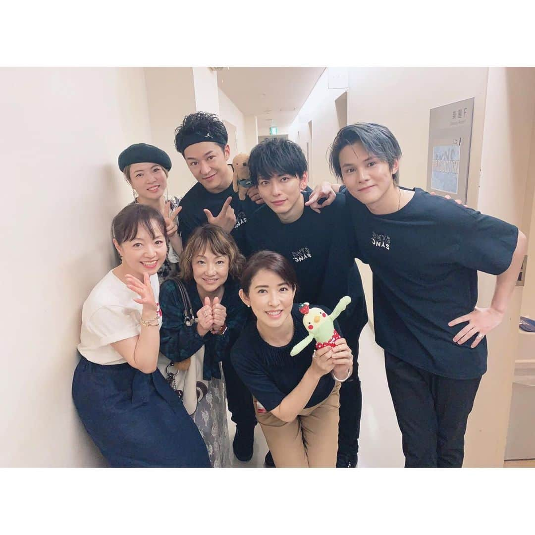 谷内伸也さんのインスタグラム写真 - (谷内伸也Instagram)「Lead LIVE TOUR﻿ "Lead Upturn 2019 〜Sync〜" ﻿  本ツアーはサブタイトルに「Sync(＝同調)」を掲げて、これまで以上に各セクション同士が密になって打ち合わせを重ねて進行しました。 ﻿ 今夏を共に過ごしてくれた皆さん、想いを馳せてくれた皆さん、ありがとうございました！ ﻿ そして、ステージング兼、ダンサーとして様々な面でサポートしてくれたKyoくんをはじめ、共にステージを創り盛り上げてくれたRyota、Daiki、Ryuichi、﻿ ﻿ DJプレイだけでなくマニピュレーターとしてもサウンド面を支えてくれたDJ HIRORONさん、各セクションで空間を彩っていただいたツアークルーの皆さん、﻿ ﻿ どこが欠けても完成しなかったこのステージを通して得たものをエネルギーに次へと繋げます🔁 ﻿ 瞬きがもったいないくらいのアツイ夏をありがとうございました🔥 ﻿ @hiroron_atene﻿ @kyo19880430﻿ @ryota_goat﻿ @daiki_ohta_﻿ @ryuichi_pigniewood﻿ ﻿ #Lead #SummerVacation ﻿ #Livetour #Upturn2019Sync﻿ #Leadcrew2019﻿ #またこうして集ってohyeah﻿、」9月17日 14時43分 - lead_shinya