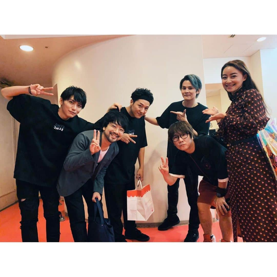 谷内伸也さんのインスタグラム写真 - (谷内伸也Instagram)「Lead LIVE TOUR﻿ "Lead Upturn 2019 〜Sync〜" ﻿  本ツアーはサブタイトルに「Sync(＝同調)」を掲げて、これまで以上に各セクション同士が密になって打ち合わせを重ねて進行しました。 ﻿ 今夏を共に過ごしてくれた皆さん、想いを馳せてくれた皆さん、ありがとうございました！ ﻿ そして、ステージング兼、ダンサーとして様々な面でサポートしてくれたKyoくんをはじめ、共にステージを創り盛り上げてくれたRyota、Daiki、Ryuichi、﻿ ﻿ DJプレイだけでなくマニピュレーターとしてもサウンド面を支えてくれたDJ HIRORONさん、各セクションで空間を彩っていただいたツアークルーの皆さん、﻿ ﻿ どこが欠けても完成しなかったこのステージを通して得たものをエネルギーに次へと繋げます🔁 ﻿ 瞬きがもったいないくらいのアツイ夏をありがとうございました🔥 ﻿ @hiroron_atene﻿ @kyo19880430﻿ @ryota_goat﻿ @daiki_ohta_﻿ @ryuichi_pigniewood﻿ ﻿ #Lead #SummerVacation ﻿ #Livetour #Upturn2019Sync﻿ #Leadcrew2019﻿ #またこうして集ってohyeah﻿、」9月17日 14時43分 - lead_shinya