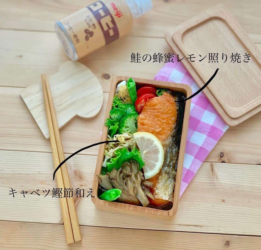 maki ogawaさんのインスタグラム写真 - (maki ogawaInstagram)「今日はお魚！ ちょっと地味弁😆 お魚好きな次男のために。  生鮭を 醤油 酒 蜂蜜 と レモン醤油 でソテーしました。  醤油:酒:蜂蜜は  1:1:1です。  #弁当#foodstagram #yummy #obento  #bento #bentoexpo #japanesebento #instart #お弁当記録 #クッキングラム #料理好きな人と繋がりたい #おべんとう記録 #おべんとう作り楽しもう部 #お弁当 #bentomaker #bentolover #おべんたぐらむ #ママリクッキング #息子弁当 #高校生弁当 #弁当 #便當 #oben365 #てづくりおべんとう #てづくりおべんと365 #おべんとう #鮭弁当  http://www.facebook.com/cuteobento﻿ http://cuteobento.blog.jp」9月17日 14時45分 - cuteobento