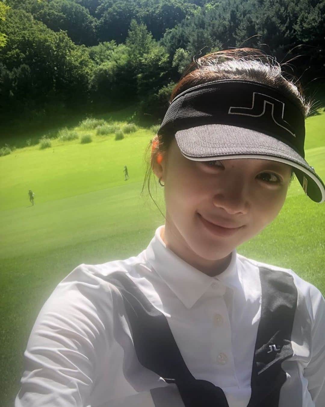 チャン・ヒジンのインスタグラム：「#초보입문 #생애 첫 라운딩  #달려라 하니 #날씨 좋다」