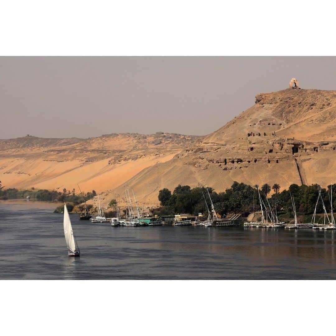 テレビ朝日「世界の街道をゆく」さんのインスタグラム写真 - (テレビ朝日「世界の街道をゆく」Instagram)「エジプトを流れるナイル川の長さはおよそ1300キロ。ここアスワンは、岩山が多く流れが急なことから、古代人が水源と見なした土地だそうです。 ベテラン船頭の案内で川面を進みます。 古代の文献では必ず「上エジプト」「下エジプト」が対句で語られていますが、「上」とはアスワンからルクソールを経てメンフィスにいたる地帯を、「下」はメンフィス以北のデルタ地帯を指し、それぞれ異なる文化を持つ地域はナイル川の水運によって交流し、紀元前3050年に統一王朝が開かれたといいます。 船頭が、かつて象牙の交易所があったエレファンティネ島に設けられたナイロメーターに案内してくれました。古代人はこの目盛で水位を観測したといいます。 ホテルをはじめとする観光施設が建ち並ぶ岸辺と、水面をゆく帆かけ舟の姿に、悠久の時の流れを想います。 「ナイルよ、大地より出でてエジプトを生かすべく流れる大河。その水を飲もうではないか・・・」4000年余り前に書かれた『ナイル讃歌』にはそんな一説が記されています。 人は今も、この大河と共に暮らしを営みます。  #世界の街道をゆく #キヤノン #テレビ朝日 #坂東巳之助 #canon #ナイル川が育む古代からの道Ⅰ #エジプト #Egypt #アスワン  #Aswan」9月17日 15時08分 - tvasahi_kaidou