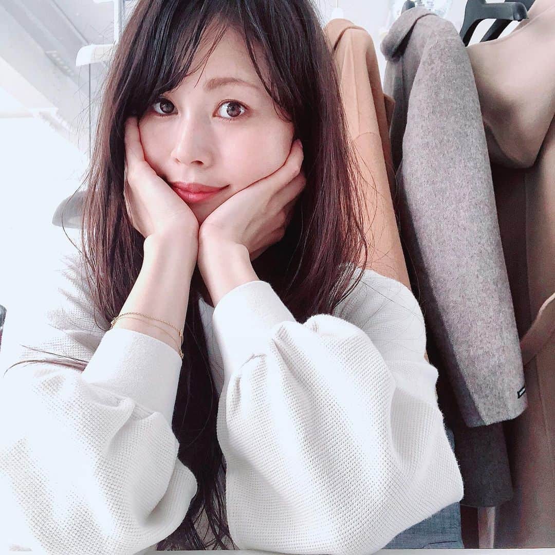 のインスタグラム：「Perfect skin care before shooting:) ﻿ ・﻿ ・﻿ ・﻿ ﻿ 𓁺𓁺 ﻿ 今日は撮影だったので﻿ いつもお世話になっている﻿ @dr.y.yumi 先生 の @sbeautyclinic で駆け込み美容!!﻿ ﻿ オゾンスチームクレンジングをしてきたよ♥︎ ﻿ ﻿ ピーリングとスチームクレンジングでお肌モチモチ。﻿ ﻿ オゾンには漂白作用があるので、肌にできてしまったシミにも効果的なの。肌のくすみを取ってくれるよ!!﻿ ﻿ ☑︎ニキビ ﻿ ☑︎肌荒れ ﻿ ☑︎鼻やホホの毛穴詰まり ﻿ ☑︎毛穴の黒ずみ ﻿ ☑︎くすみ﻿ ﻿ などにお悩みの方におすすめ𓁺𓁺 ﻿ ホントおすすめ!!! ﻿ ﻿ ごっそり﻿ 汚いモノが取れます笑﻿ ﻿ ・﻿ ・﻿ ・﻿ #エスビューティークリニック﻿ #オゾンスチームクレンジング ﻿ #医療痩身﻿ #アンチエイジング ﻿ #レーザートーニング」