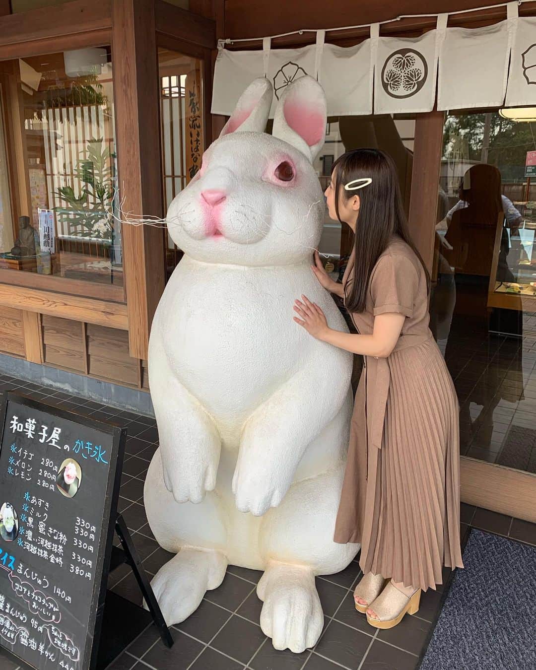 栄川乃亜さんのインスタグラム写真 - (栄川乃亜Instagram)「・ ・ ・ 「ねぇねぇ私の方が身長高い？」 ・ 「ほら！私の勝ち！」 ・ 「え！？耳も身長に入るの！？」 ・ 「それはずるいよ〜耳は入れないでよ〜」 ・ ・ #うさぎさん #と #背比べ #どうしても #勝ちたい #4枚 #4行 #物語」9月17日 15時14分 - noa_eikawa