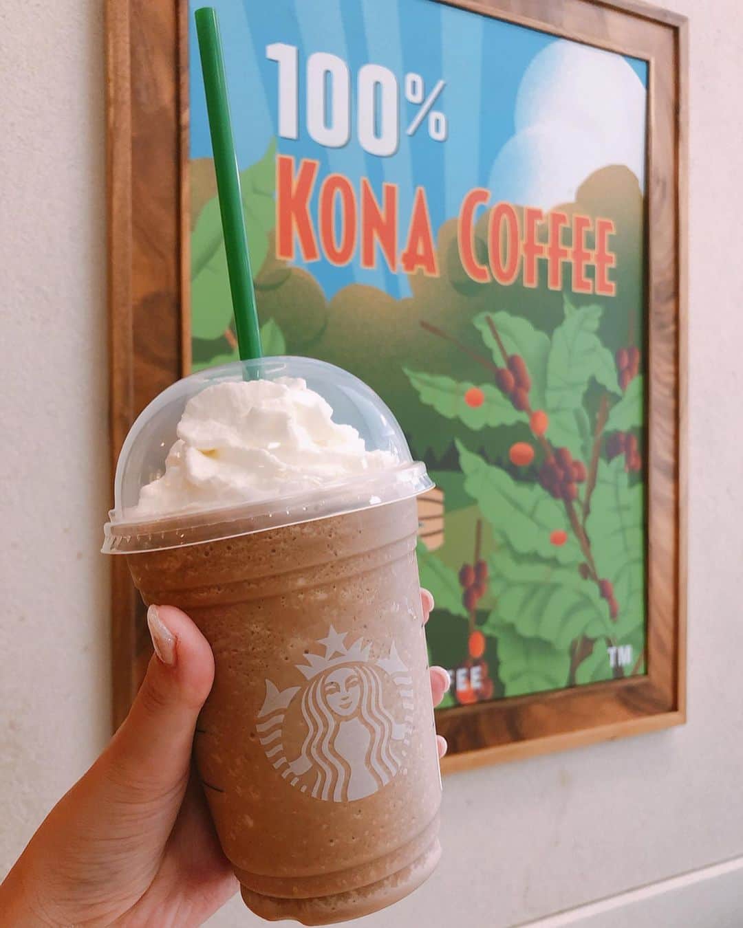 尻無浜冴美のインスタグラム：「スタバのハワイ限定﻿ #モカココナッツフラペチーノ ﻿ ﻿ 疲れた身体にココナッツの甘さがちょうど良い☺️💗﻿ ハワイでしか飲めないとかレア〜🤙♪﻿ ハワイ感満載のグッズも可愛くて欲しくなった🌺﻿ んっ？SASAMI？﻿ おしかった😂﻿ 発音もっとがんばろっと！笑﻿ 2週間前までハワイだったけど、今日からダナン🇻🇳﻿ 無事着いた〜﻿ プール大好き！海大好き！南国大好き！😘﻿ ﻿ ﻿ ﻿ #スタバ﻿ #スターバックス﻿ #ハワイスタバ  #ハワイ限定﻿ #ダナン旅行 ﻿ #starbucks  #スターバックスワイキキ  #hawaii  #starbuckshawaii ﻿」