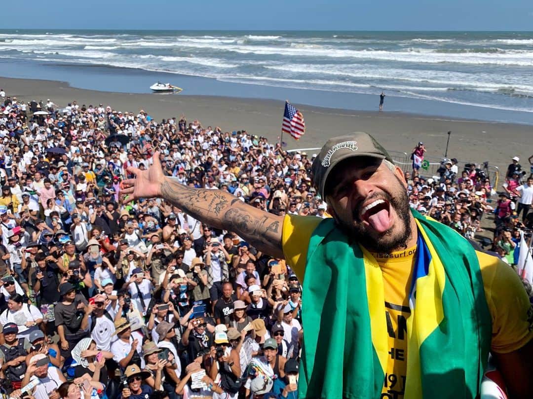 ケリー・スレーターのインスタグラム：「Congrats to @italoferreira for winning the @isasurfing world games in Miyazaki a couple days ago. After losing his passport (and all his visas) and then showing up with 9 minutes left in his first round and borrowing @filipetoledo’s board, I had a little feeling it might be a special week for the guy. He’s a beast and so many people’s favorite surfer to watch. He’s also super good to his fans and everybody on tour. Congrats. Respect! 💪🏽」