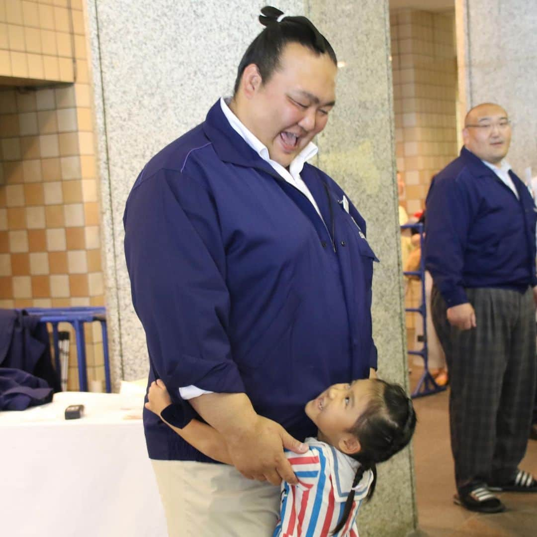 日本相撲協会さんのインスタグラム写真 - (日本相撲協会Instagram)「本日行われた、稀勢の里との握手会🤝 小さな女の子にも大人気の荒磯親方😍 ・ 最後の写真は警備を担当した親方衆です。 ・ 大相撲九月場所、10日目。 ・ @sumokyokai  #sumo #相撲 #大相撲 #9月場所 #九月場所 #秋場所 #両国 #両国国技館 #国技館 #稀勢の里 #握手会」9月17日 15時37分 - sumokyokai