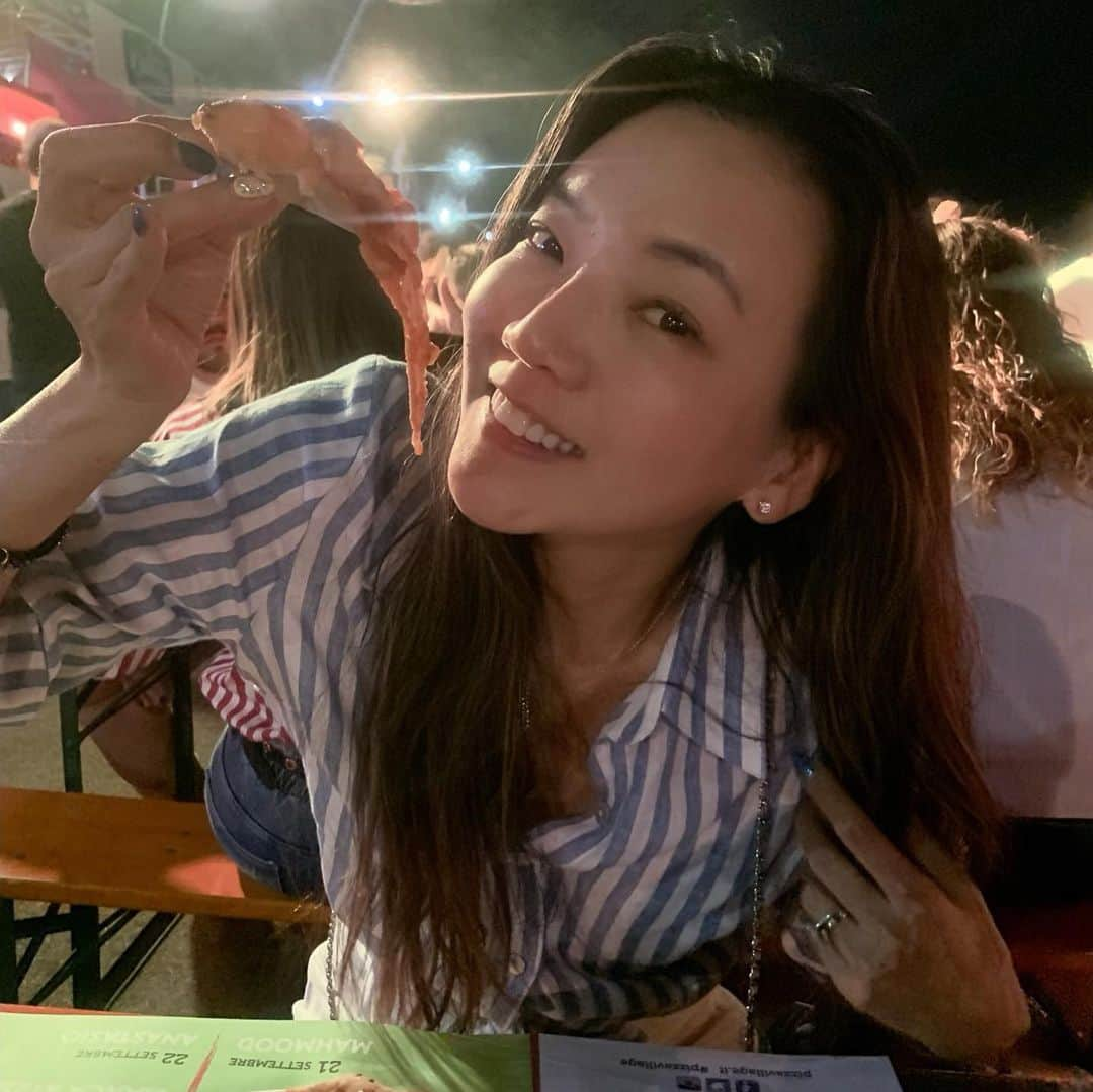 和央ようかさんのインスタグラム写真 - (和央ようかInstagram)「🍕🍕🍕🍕🍕😍💕🇮🇹👍🤩🤩🤩 ピザ🍕頂く喜びの連写を失礼🤣🤣🤣🤣写真の色が変わるのは照明が変わるから✨ ナポリの方、みんな🍕大好きね😍お一人で軽く1枚召し上がってる😬😬 #takakoworldstylin🌎  #lifestyle #italy 🇮🇹 #napoli 🍕 #pizza🍕 #pizzamargherita 🍕 #pizzavillage #yokawao #lifeisbeautiful #lifeisjourney  #和央ようか#イタリア #ナポリ#マルガリータピザ 🍕」9月17日 15時38分 - yokawao0215