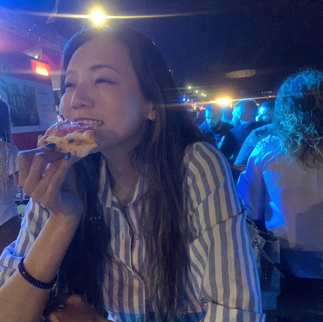 和央ようかさんのインスタグラム写真 - (和央ようかInstagram)「🍕🍕🍕🍕🍕😍💕🇮🇹👍🤩🤩🤩 ピザ🍕頂く喜びの連写を失礼🤣🤣🤣🤣写真の色が変わるのは照明が変わるから✨ ナポリの方、みんな🍕大好きね😍お一人で軽く1枚召し上がってる😬😬 #takakoworldstylin🌎  #lifestyle #italy 🇮🇹 #napoli 🍕 #pizza🍕 #pizzamargherita 🍕 #pizzavillage #yokawao #lifeisbeautiful #lifeisjourney  #和央ようか#イタリア #ナポリ#マルガリータピザ 🍕」9月17日 15時38分 - yokawao0215