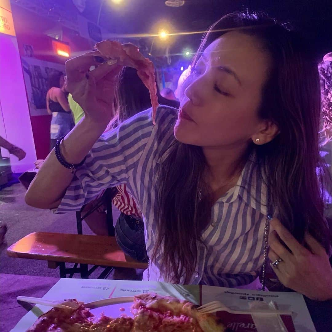 和央ようかさんのインスタグラム写真 - (和央ようかInstagram)「🍕🍕🍕🍕🍕😍💕🇮🇹👍🤩🤩🤩 ピザ🍕頂く喜びの連写を失礼🤣🤣🤣🤣写真の色が変わるのは照明が変わるから✨ ナポリの方、みんな🍕大好きね😍お一人で軽く1枚召し上がってる😬😬 #takakoworldstylin🌎  #lifestyle #italy 🇮🇹 #napoli 🍕 #pizza🍕 #pizzamargherita 🍕 #pizzavillage #yokawao #lifeisbeautiful #lifeisjourney  #和央ようか#イタリア #ナポリ#マルガリータピザ 🍕」9月17日 15時38分 - yokawao0215