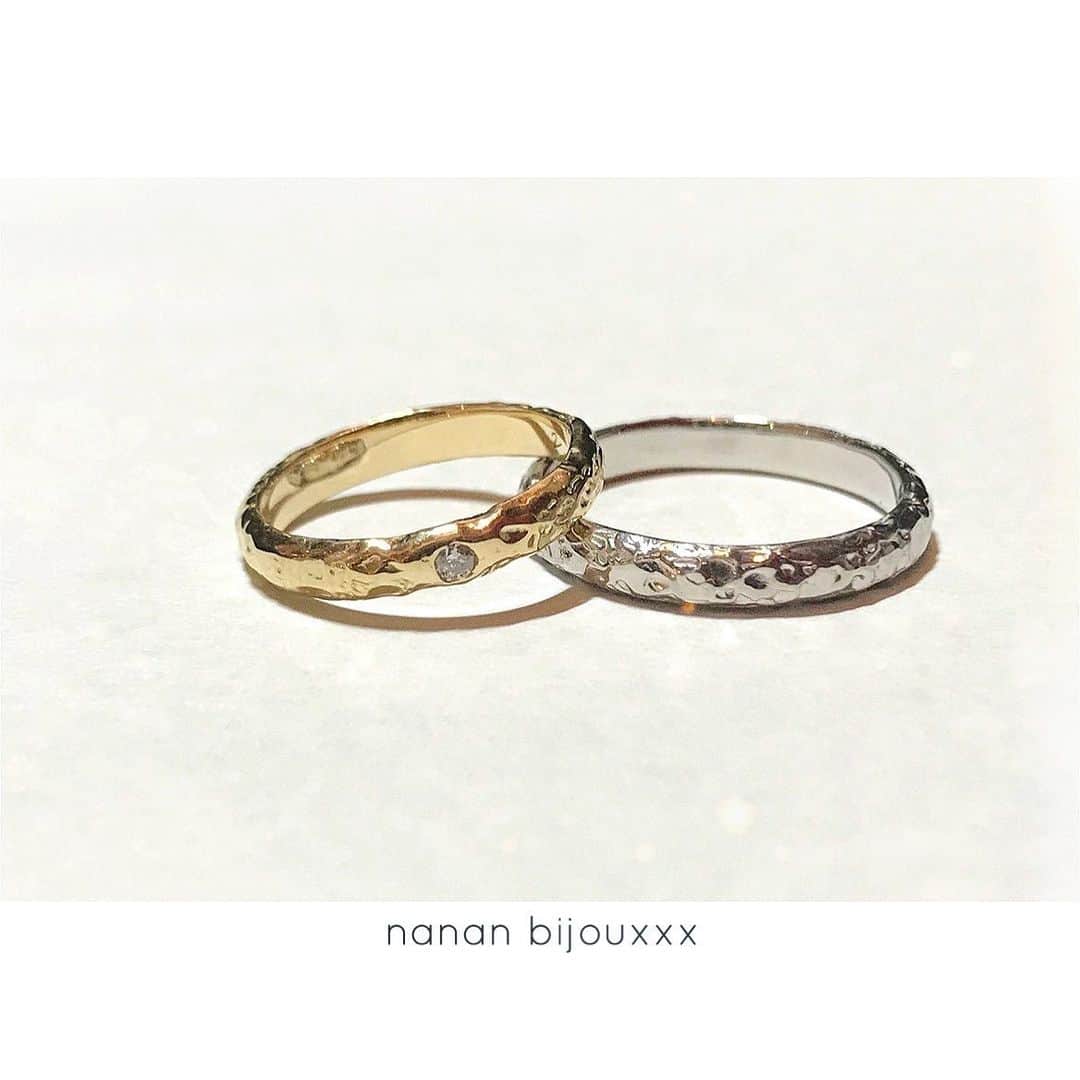 のインスタグラム：「⚪️Marriage ring⚪️ 18金とプラチナで、新婦さんはさりげなくダイヤを1粒留めました♡ 長期にわたりお打ち合わせさせていただき、気に入っていただけてよかったです！  有り難いことに最近またマリッジリングのお問い合わせをいただいております。 フルオーダー制になるので、まずはメールよりお問い合わせくださいませ💍 #nananbijouxxx #nanan_marriage」