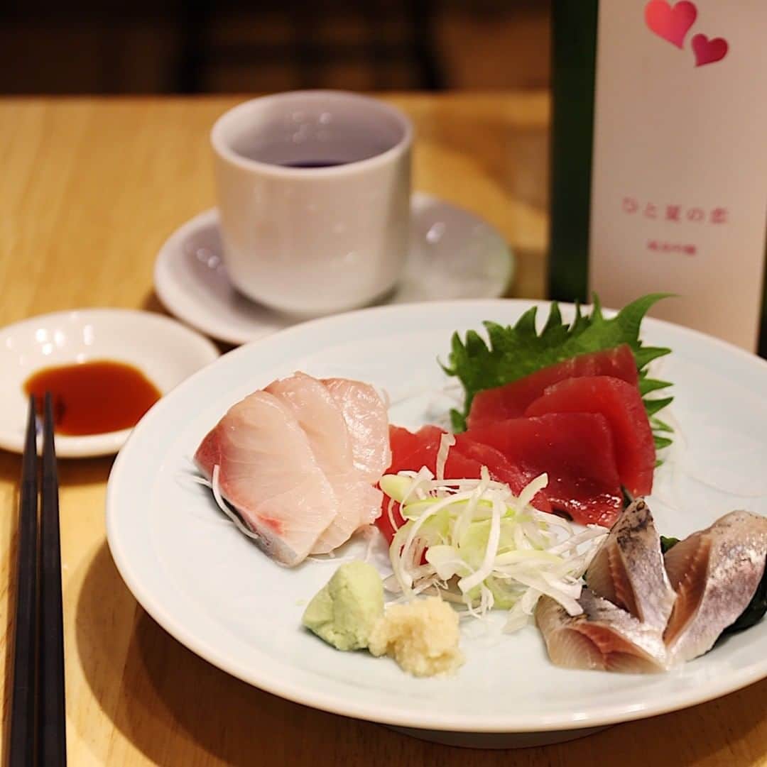 新宿西口ハルク ハル★チカ公式アカウントのインスタグラム：「Hi,it's sunny today(^^) We recommend "a special plate of Sashimi" by Osashimiya!! Why don't you try it with Sake(Nihonshu)♪♪ * * これぞ、ハル★チカの夜の楽しみ方！！ おひとり様もみんなでも美味しいおつまみをどうぞ♪♪ * 豊洲より仕入れた新鮮なおすすめのネタをご提供します！！ お好みの３点をチョイスしてお楽しみください(*^^)v 日本酒や焼酎との相性もバッチリ☆ 是非、ご賞味くださ～い♪♪ * * ・選べる刺身 ３種盛　1,058円(税込) * * #新宿西口ハルク #小田急ハルク #ハルク #食堂酒場ハルチカ #ハルチカ #新宿 #新宿西口 #飲酒タグラム #instafood #followme #tokyo #shinjuku #halc #haruchika #izakaya #sashimi #sake #osashimi #新宿ランチ #新宿ディナー #新宿メシ #新宿呑み #居酒屋 #はしご酒 #刺身 #日本酒 #海鮮 #御さしみ家」