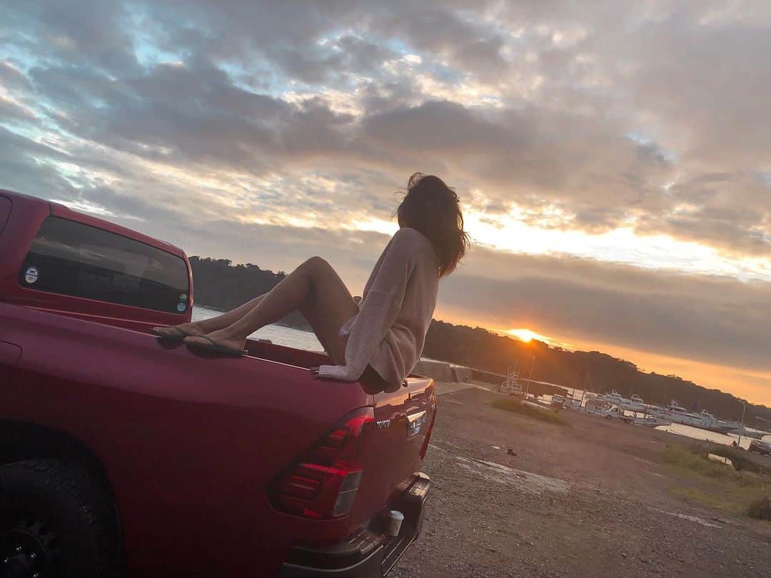 のインスタグラム：「🌅 . . 夕焼けハンター！！ . . 昨日は 珍しく旦那のサーフィンに 誘われたのでキャニーオーと 参加。 . . あっち行ったりこっち行ったり、 ブツブツあーでもないこーでもない といい波🌊ハンター してる🐒を横目に この時期ならでわの夕陽を この日も堪能して大満足🔅 な私ッ . . 空がピンクになって 最高にキレ〜でした♡ . . キャニオがくれた ネコジャラシの花束が オシャレだったので家に飾っていますw スワイプ 4枚目。 . . 自然と触れ合うのって 大切！ 最高！ #beautifulworld . . #sunset #夕焼け #trip #あの場所 🤫 #久々のあの場所 #haneypresets #長袖 肌寒〜 #を日本に帰ってきた #と思いきやもー朝には居なかった #はやー」