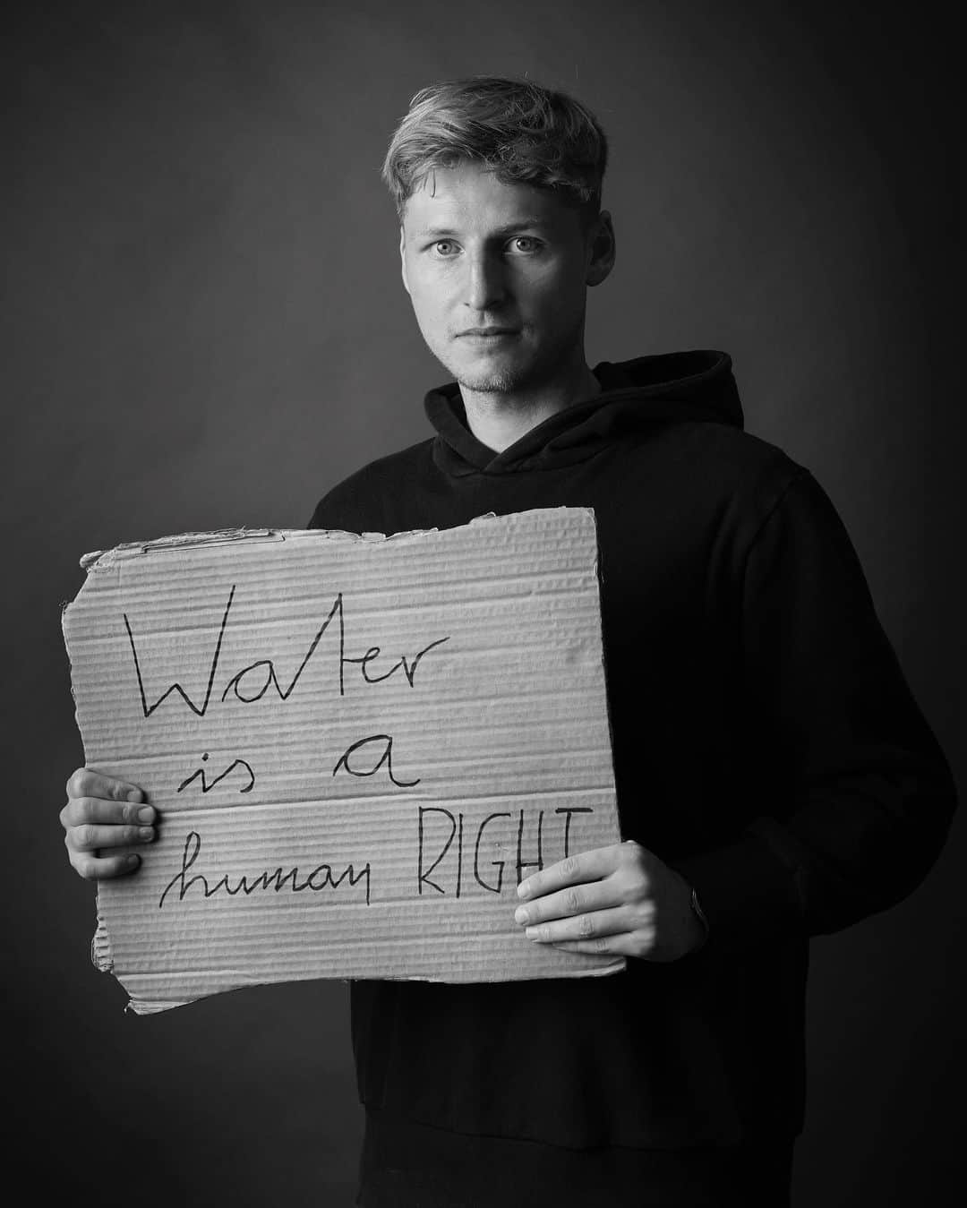 マルク・ホルンシュのインスタグラム：「Vor dem Derby Nach dem Derby  #waterisahumanright @vivaconagua So glücklich sehen Derbysieger aus So engagiert sind @fcstpauli Spieler Instagram Account ist wieder deiner @marchornschuh91 - Danke für all deinen Support & das Vertrauen für unsere Vision von einer Welt ohne Durst! Jeder Mensch hat das Recht auf sauberes Trinkwasser und eine Menschenwürdige sanitäre Versorgung! Deine Vivas #hamburgistbraunweiss #derbysieger #fcsphsv #waterisahumanright #fcsp #ynwa #vivaconagua 📸 @henningheide」