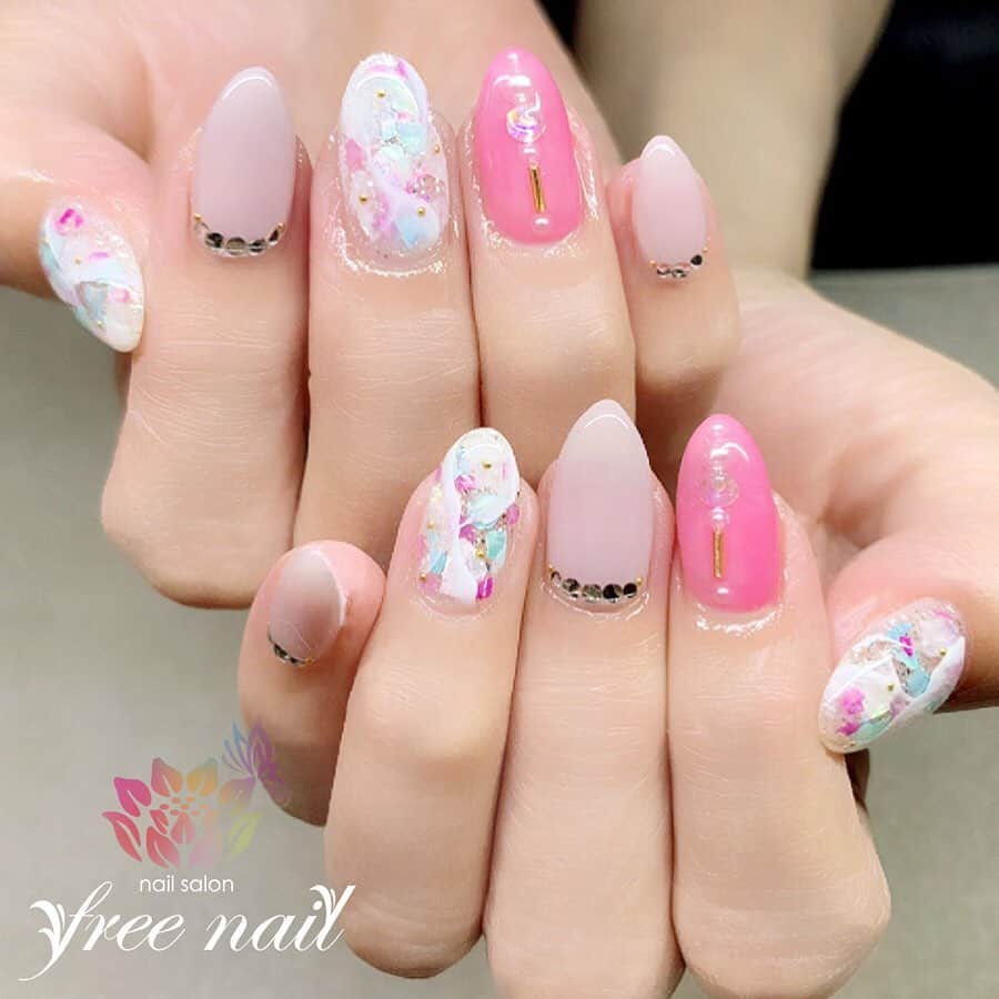 free nail フリーネイルのインスタグラム：「. お客様ネイル💅🏻🎀✨ . モテピンクネイル💗✨ . クラッシュシェルが絶妙ニュアンス✨ . スワイプして動画も見てね⇨☝︎🎬✨ . ご来店ありがとうございました🙇🏻‍♀️🙇🏻‍♀️🙇🏻‍♀️💗 . #ネイル #フリーネイル #ネイルアート #ジェルネイル #ネイルサロン #大阪ネイルサロン #ネイルデザイン #ネイルチェンジ #マーブルネイル #シェルネイル #ストーンネイル #ピンクネイル #ホワイトネイル #ブルーネイル #デザインネイル #モテネイル #トレンドネイル #シンプルネイル #きれいめネイル #秋ネイル #美甲 #日式美甲 #autumnnails #nailsart #nailsalon #nailsdid #newnails #newnail #freenail」