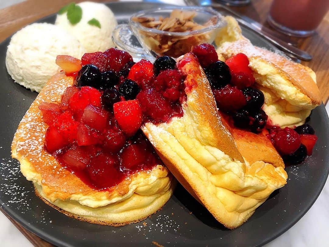 のインスタグラム：「♡ 松坡にあるh’ovenでパンケーキ🥞💕 garden5に買い物しに行ったら帰りに絶対寄るカフェ😍 ここのスフレパンケーキがふわっふわ美味しくて大好き🤤💓💓 ♡ #hoven #エイチオーブン #長旨駅 #garden5 #ガーデン5 # 松坡 #ソウル #韓国 #長旨カフェ #ソンパカフェ #韓国カフェ #パンケーキ #カフェ #에이치오븐 #가든파이브 #장지역 #장지역카페 #가든파이브카페 #먹스타그램 #카페스타그램 #토기모치 #とぎもち #とぎもちkorea #토기모치mukbang #먹방 #유튜버 #유튜브」