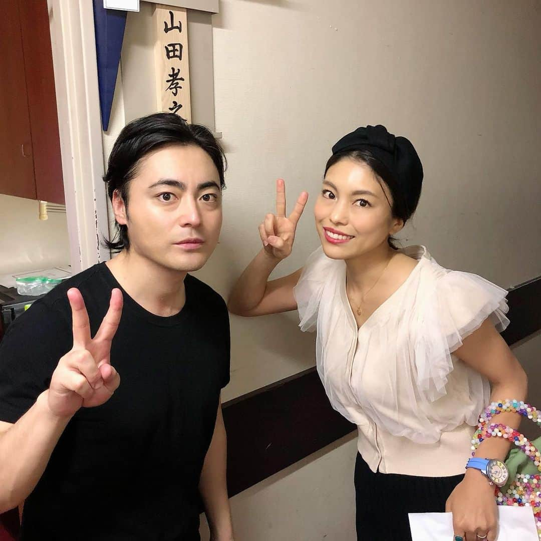 SAYUKIさんのインスタグラム写真 - (SAYUKIInstagram)「ミュージカル #ペテン師と詐欺師 観てきました。 若手ペテン師とセレブ詐欺師が騙し合い、協力し合い、果たして1番の大金を勝ち取るのは誰か！？ キレ味ある展開とエネルギッシュな演出に観客も一体となって盛り上がりました。出演者の歌も、演奏も素晴らしい。 最後のオチも、実は途中からもしや、、？！と思っていたのですが😂 私好みのストーリーでした！ そして、スタンディングオベーションで3度のカーテンコール👏🏻✨ たーの噛み締めるような表情が感慨深く、こちらもうるっと来ました。頑張った！ まだまだ公演続くので皆様も是非ご来場下さい！  #山田孝之 #石丸幹二 #福田雄一  #新橋演舞場 #ミュージカル #musical #takayukiyamada #ペテン師と詐欺師」9月17日 16時02分 - sayukisvoice